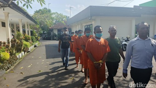 Para pengedar sabu yang ditangkap, saat rilis kasus di Mapolres Jembrana, Rabu (9/4/2025).