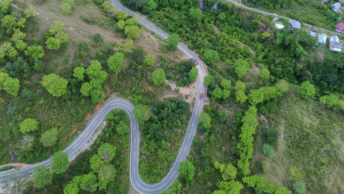 Peningkatan infrastruktur jalan desa wisata di Sigi Warga menggiring ternak sapinya di jalan desa menuju kawasan wisata Paralayang Matantimali di Desa Balane, Sigi, Sulawesi Tengah, Selasa (8/4/2025). Jalan desa sepanjang 15 kilometer yang ditingkatkan dengan dana lebih dari Rp15 miliar bersumber dari APBD tersebut untuk meningkatkan angka kunjungan wisata sekaligus mendorong akses pasar dan distribusi hasil pertanian warga setempat agar lebih terbuka. ANTARA FOTO/Basri Marzuki/Spt.