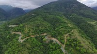 Jalan desa ini memiliki panjang 15 kilometer.