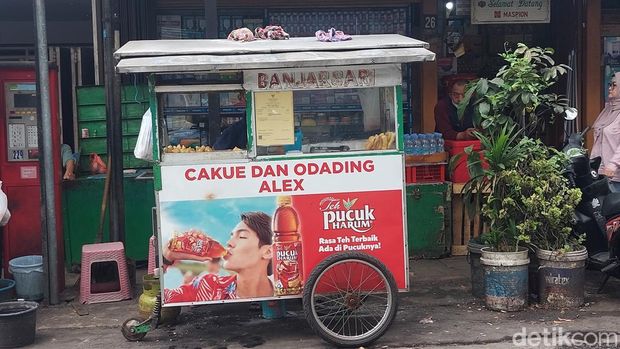 Penjual cakue dan odading di Pasar Cihapit Bandung.