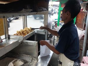 Mencicipi Odading Legendaris di Bandung dan Cerita Penjualnya