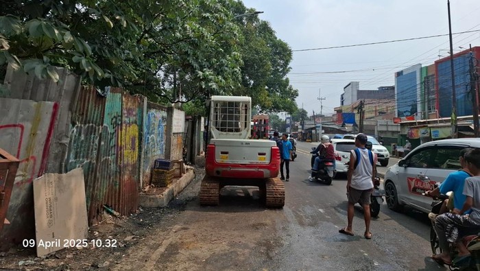 Penutupan TPS di Pinggir Jalan Raya Bogor yang Bikin Lalin Macet (Foto:Devi Puspitasari)