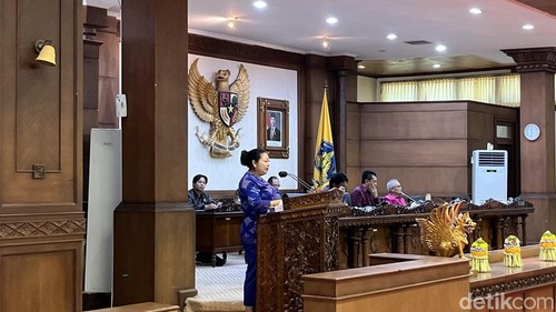 Penyampaian pandangan umum Fraksi Demokrat-NasDem yang dibacakan oleh I Gusti Ayu Mas Sumatri dalam rapat paripurna DPRD Bali, Selasa (8/4/2025). (Rizki Setyo)