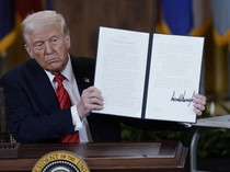 Perang Dagang Trump Berlaku Mulai Hari Ini, Bikin Kacau Dunia!