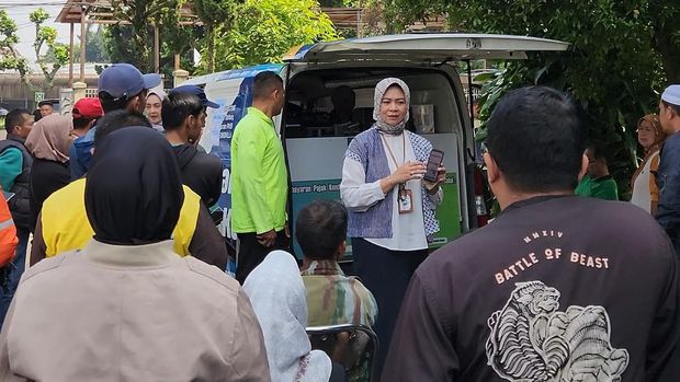 Petugas melakukan sosialisasi pajak kendaraan di Cimahi