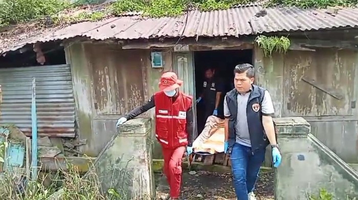 Petugas saat mengevakuasi jasad korban