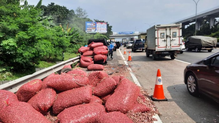 Pikap muatan barang ditabrak di Tol Jagorawi (dok istimewa)