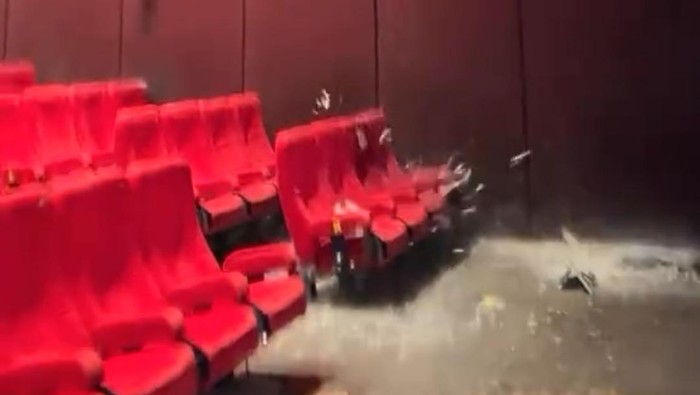 Tangkapan layar plafon studio XXI di Solo Paragon Mal ambrol.