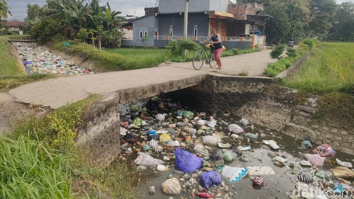 Sampah menumpuk di saluran irigasi di Kabupaten Polewali Mandar (Polman), Sulawesi Barat (Sulbar).