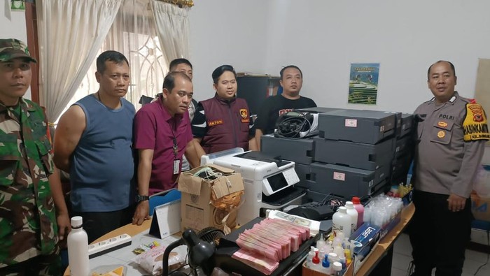 Polisi dan TNI menggerebek pabrik pencetak uang palsu di Bubulak, Kota Bogor.