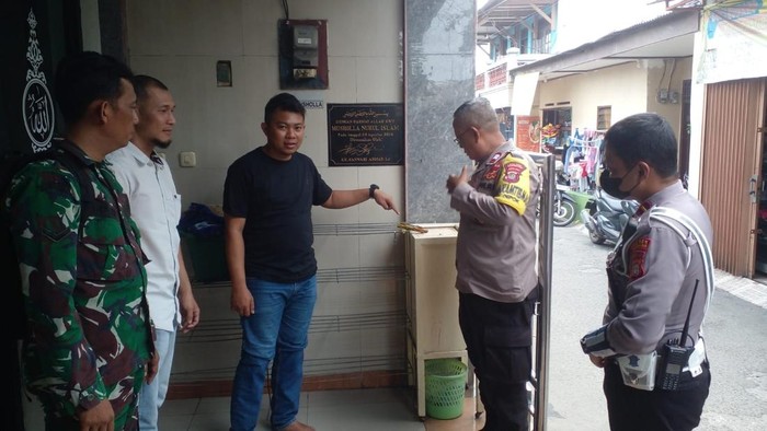 Polisi melakukan olah TKP pencurian kotak amal di Depok (dok. Istimewa)