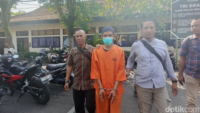 Polisi menangkap Ikram Akbal Pauwah salah satu DPO penyelundupan penyu di Jembrana, Bali.