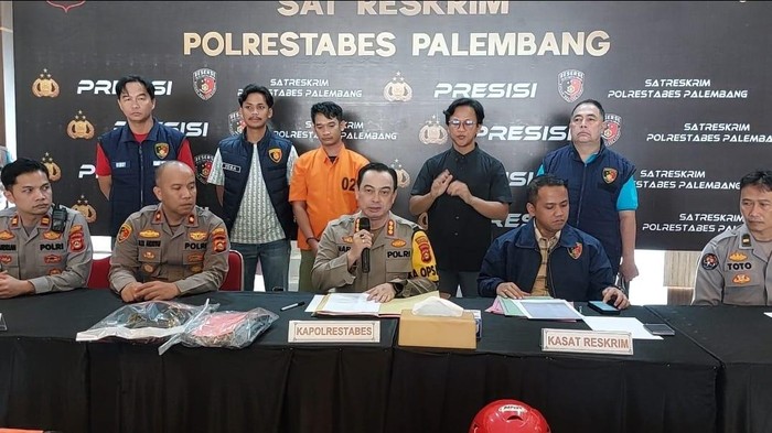 Polisi saat ungkap kasus pengeroyokan-penusukan di THM Palembang, Sumsel.