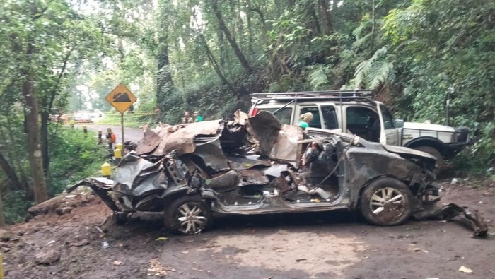 Potret 2 kendaraan korban diempas longsor Jalur Pacet-Cangar saat dievakuasi dari jurang.