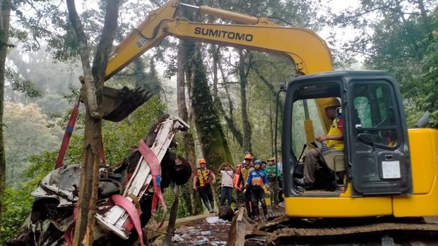 Potret 2 kendaraan korban diempas longsor Jalur Pacet-Cangar saat dievakuasi dari jurang.