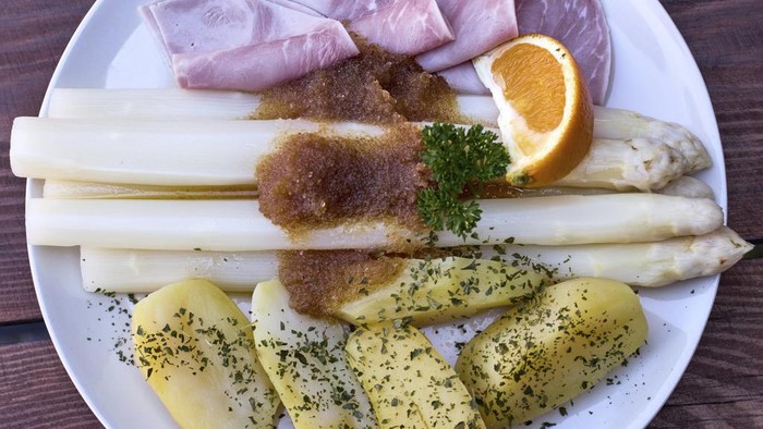 Potret Pertanian 'Emas Putih' Asparagus di Jerman A farm worker suts white asparagus in a field near Beelitz, Germany, Thursday, April 3, 2025. (AP Photo/Markus Schreiber)