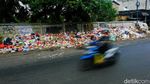 Potret Tumpukan Sampah di Pinggir Jalan Ciputat