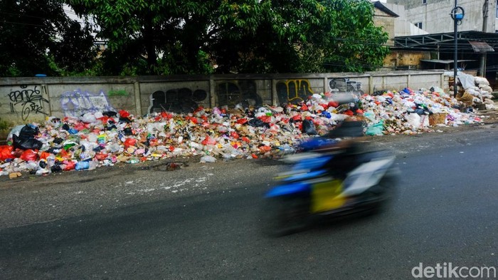 Sampah menumpuk di Jalan Otista Raya, Ciputat, Tangerang Selatan, Rabu (9/4/2025).