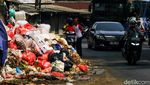 Potret Tumpukan Sampah di Pinggir Jalan Ciputat