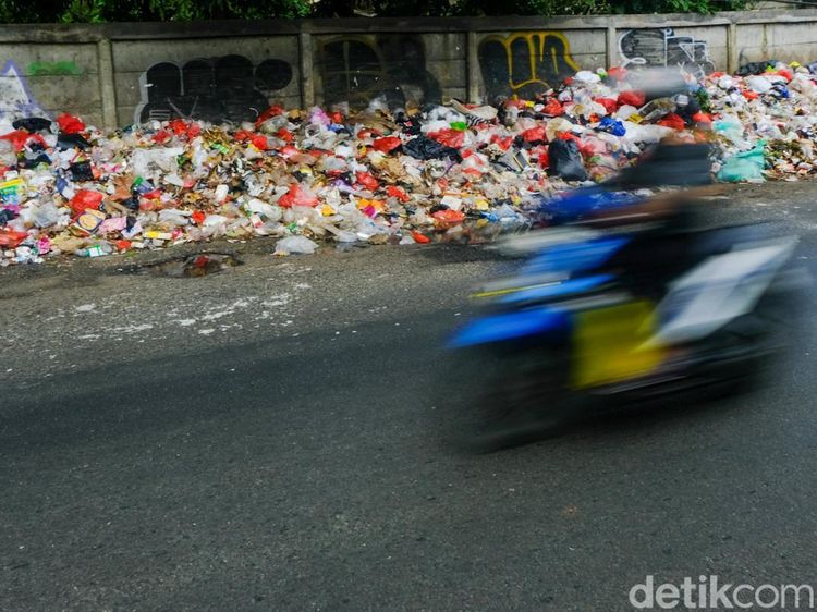 Potret Tumpukan Sampah di Pinggir Jalan Ciputat