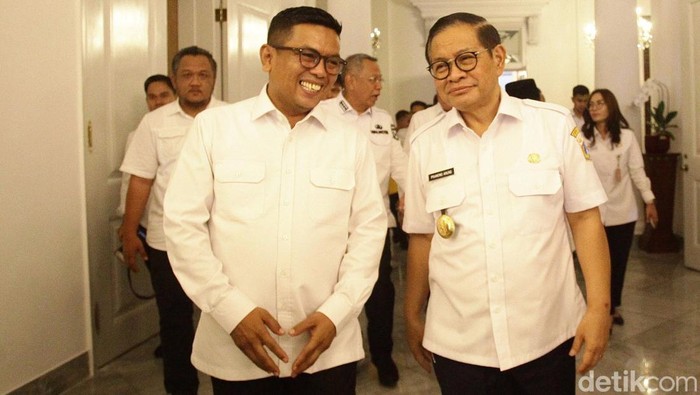 Gubernur Jakarta Pramono Anung bertemu dengan Gubernur Banten Andra Soni di Balai Kota Jakarta, Jl Medan Merdeka Selatan, Rabu (9/5/2025). Turut hadir Wakil Gubernur Jakarta Rano Karno, Wali Kota Tangerang Selatan (Tangsel) Benyamin Davnie, Wali Kota Tangerang Sachruddin dan Bupati Tangerang Maesyal Rasyid. Pertemuan terkait sinergi program kerja yang bersinggungan antara Jakarta dan Banten seperti permasalahan transportasi, sampah dan banjir.