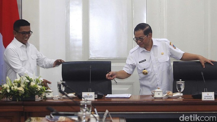 Gubernur Jakarta Pramono Anung bertemu dengan Gubernur Banten Andra Soni di Balai Kota Jakarta, Jl Medan Merdeka Selatan, Rabu (9/5/2025). Turut hadir Wakil Gubernur Jakarta Rano Karno, Wali Kota Tangerang Selatan (Tangsel) Benyamin Davnie, Wali Kota Tangerang Sachruddin dan Bupati Tangerang Maesyal Rasyid. Pertemuan terkait sinergi program kerja yang bersinggungan antara Jakarta dan Banten seperti permasalahan transportasi, sampah dan banjir.