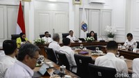 Selain itu, Pramono-Andra membahas soal kantong parkir kendaraan yang akan disediakan bagi pengendara jika akan menggunakan transportasi umum menuju Jakarta.