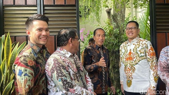 Presiden ke-7, Joko Widodo (Jokowi) bersama Tim Hukum ditemui di kediaman Pribadi, Solo, Rabu (9/4/2025)
