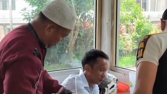 Pria mencuri HP WNA asal Mali saat diamankan petugas keamanan masjid