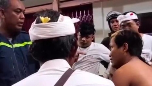 Warga dan polisi menginterogasi pria yang bertingkah aneh (rambut disemir) di Balai Banjar Penenjoan, Desa Darmasaba, Badung, Rabu dini hari (9/4/2025).