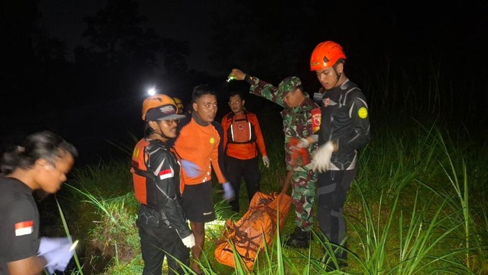 Proses evakuasi korban tenggelam di Blitar