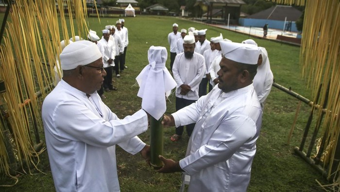 Sejumlah anak cucu dari perwakilan lima marga Tosofu Malamo membawa Ake Dango (air suci) yang ditutupi kain putih saat prosesi pelepasan Ake Dango di Gurabunga, Tidore Kepulauan, Maluku Utara, Rabu (9/4/2025). Setelah prosesi ritual Ake Dango selesai pada Selasa (8/4) malam, air bambu didiamkan semalaman di rumah adat Sowohi Kie Matiti dan selanjutnya dibawa dalam arak-arakan anak cucu Tosofu Malamo menuju ke Kedaton Kesultanan Tidore sebagai bentuk komitmen melestarikan kearifan lokal yang diwariskan para leluhur. ANTARA FOTO/Andri Saputra/YU