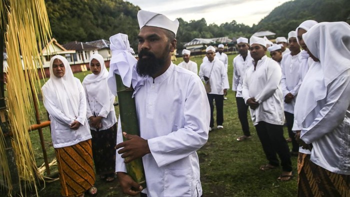 Sejumlah anak cucu dari perwakilan lima marga Tosofu Malamo membawa Ake Dango (air suci) yang ditutupi kain putih saat prosesi pelepasan Ake Dango di Gurabunga, Tidore Kepulauan, Maluku Utara, Rabu (9/4/2025). Setelah prosesi ritual Ake Dango selesai pada Selasa (8/4) malam, air bambu didiamkan semalaman di rumah adat Sowohi Kie Matiti dan selanjutnya dibawa dalam arak-arakan anak cucu Tosofu Malamo menuju ke Kedaton Kesultanan Tidore sebagai bentuk komitmen melestarikan kearifan lokal yang diwariskan para leluhur. ANTARA FOTO/Andri Saputra/YU
