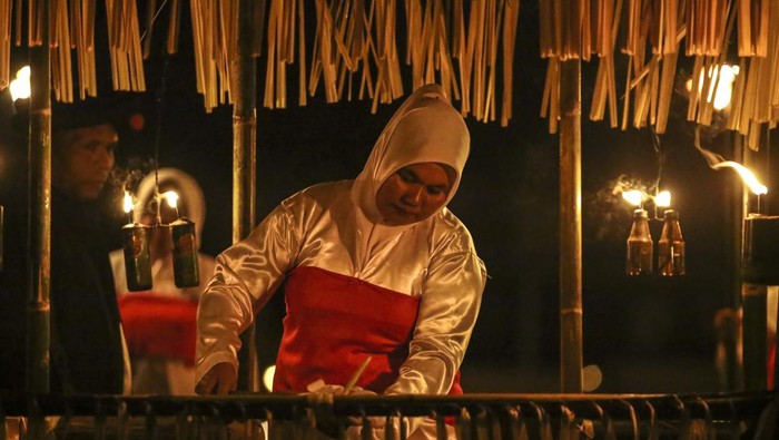 Prosesi ritual Ake Dango Pembukaan Festival Hari Jadi Tidore Anak cucu dari perwakilan lima marga Soa Romtoha Tomayou meletakan Ake Dango (air bambu) yang telah dikumpulkan dalam satu bambu besar saat prosesi ritual Ake Dango di Gurabunga, Tidore Kepulauan, Maluku Utara, Selasa (8/4/2025). Ritual Ake Dango berakar dari kepercayaan masyarakat adat Tidore bahwa air adalah sumber penghidupan yang harus dijaga keberlangsungannya untuk kepentingan masa depan Tidore dan anak cucu serta bentuk komitmen melestarikan kearifan lokal yang diwariskan para leluhur pada pembukaan rangkaian Festival hari jadi Tidore yang ke-917. ANTARA FOTO/Andri Saputra/Spt.