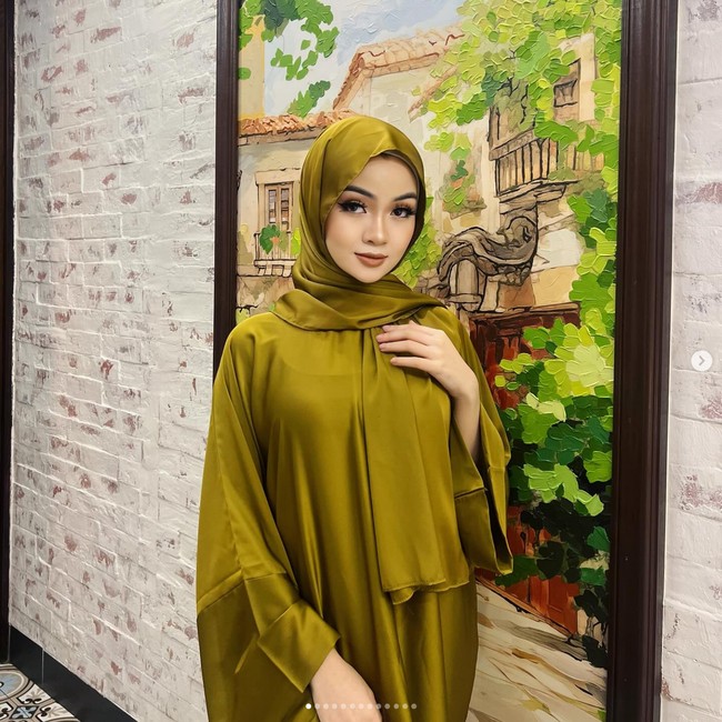 Selain piawai akting, Ranea juga menggeluti dunia tarik suara dan presenter. Foto: Instagram @raneaezreen