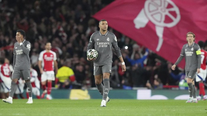 Real Madrids Kylian Mbappe, center, reacts after Arsenals Declan Rice scored his sides second goal during the Champions League quarterfinal first leg soccer match between Arsenal and Real Madrid at the Emirates Stadium in London, Tuesday, April 8, 2025. (AP Photo/Frank Augstein)
