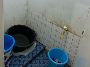 Penyebab Keramik Kamar Mandi Menguning dan Cara Membersihkannya