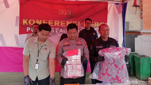 Rilis kasus pencurian ATM di Mapolsek Denpasar Selatan, Rabu (9/4/2025).