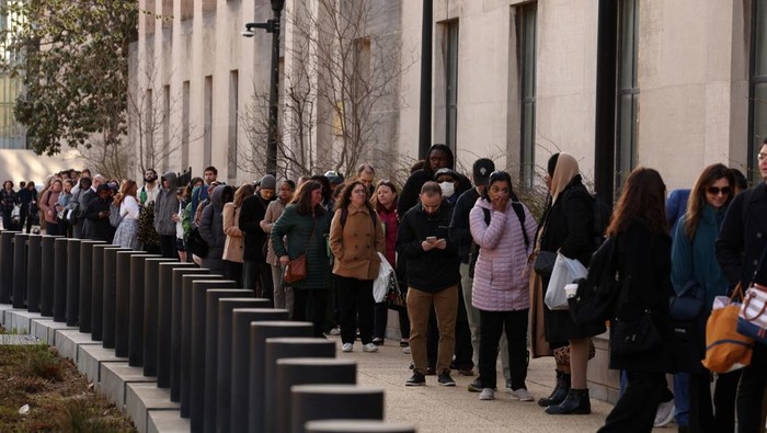 Saat Trump PHK Massal Staf Lembaga Kesehatan AS Employees of the Department of Health and Human Services (HHS) queue outside the Mary E. Switzer Memorial Building, after it was reported that the Trump administration fired staff at the Centers for Disease Control and Prevention and at the Food and Drug Administration, as it embarked on its plan to cut 10,000 jobs at HHS, in Washington, D.C., U.S., April 1, 2025. REUTERS/Kevin Lamarque