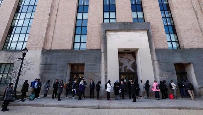 Saat Trump PHK Massal Staf Lembaga Kesehatan AS Employees of the Department of Health and Human Services (HHS) queue outside the Mary E. Switzer Memorial Building, after it was reported that the Trump administration fired staff at the Centers for Disease Control and Prevention and at the Food and Drug Administration, as it embarked on its plan to cut 10,000 jobs at HHS, in Washington, D.C., U.S., April 1, 2025. REUTERS/Kevin Lamarque