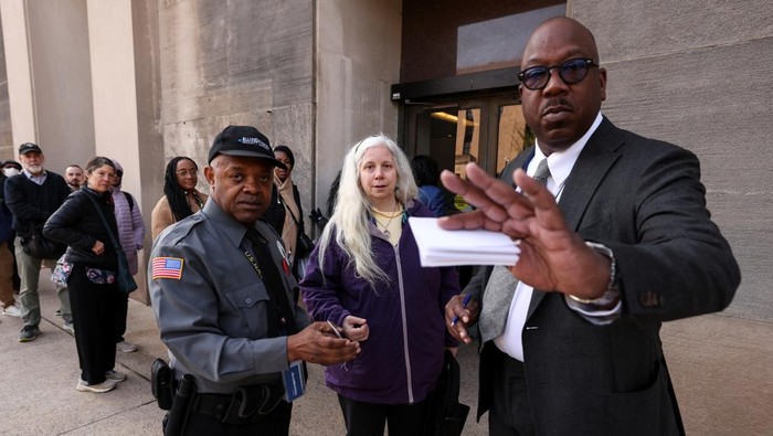 Saat Trump PHK Massal Staf Lembaga Kesehatan AS Employees of the Department of Health and Human Services (HHS) queue outside the Mary E. Switzer Memorial Building, after it was reported that the Trump administration fired staff at the Centers for Disease Control and Prevention and at the Food and Drug Administration, as it embarked on its plan to cut 10,000 jobs at HHS, in Washington, D.C., U.S., April 1, 2025. REUTERS/Kevin Lamarque