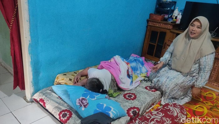 Salah seorang warga terbaring akibat terjangkit Chikungunya