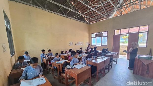 SDN Tambakserang 01 Brebes rusak parah. Imbasnya, siswa terpaksa belajar bergantian di ruang perpustakaan maupun ruang kelas lainnya. Foto diambil Rabu (9/4/2025).