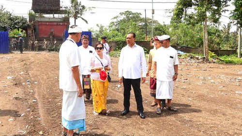 Sekda Bali, Dewa Made Indra (tengah) mengecek persiapan pelaksanaan upacara IBTK di Pura Agung Besakih, Karangasem, Rabu (9/4/2025). (Dok. Pemprov Bali)