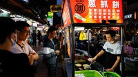 Wisatawan bisa berburu makanan khas Taipei di night market.  