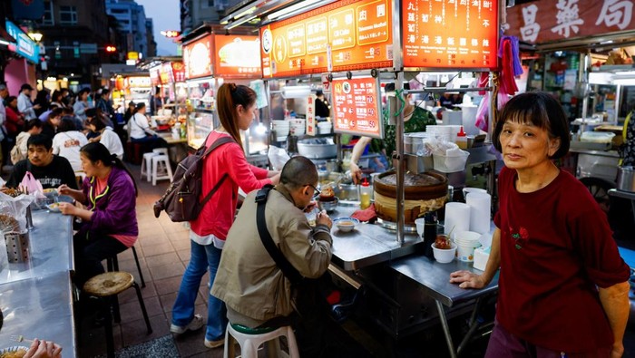 Serunya Wisata Kuliner di Night Market Taipei People sit near food stalls at a nightmarket in Taipei, Taiwan April 8, 2025. REUTERS/Ann Wang