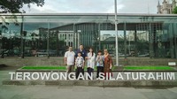 Sissy Prescilla bersama keluarga foto di bagian depan Terowongan Silaturahim. Foto: dok. Instagram Rifat Sungkar