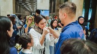 Sissy dengan mata yang sembab dan senyuman mencium tangan Rifat SUngkar. Foto: dok. Instagram Rifat Sungkar