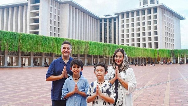 Tangis Haru Sissy Prescillia Ultah ke-40, Rifat Ajak Keliling Istiqlal