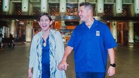 Rifat Sungkar menggandeng Sissy Prescillia yang tampak tertawa. Foto: dok. Instagram Rifat Sungkar